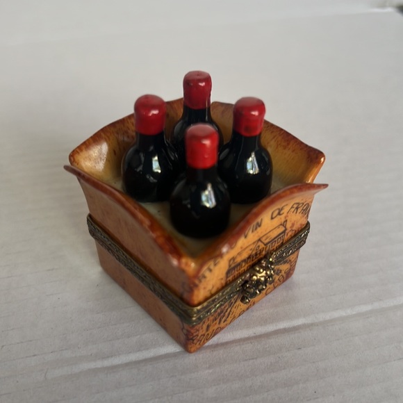AUTHENTIC LIMOGES BOX W 4 wine bottles - Picture 2 of 4